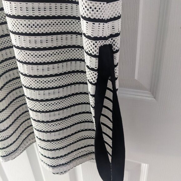 Striped pool coverup, black and white, size large - Picture 4 of 8